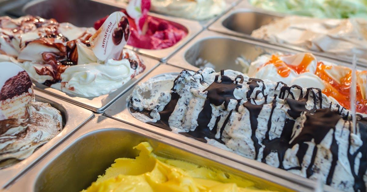 découvrez la délicieuse crème glacée à la pistache, un dessert onctueux et savoureux qui ravira vos papilles. parfait pour les chaudes journées d'été, cette glace artisanale allie le goût riche et authentique des pistaches à une texture crémeuse irrésistible.