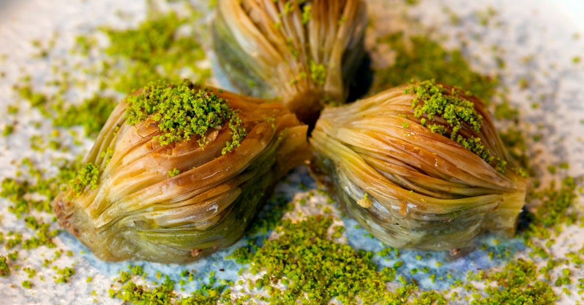 découvrez nos délicieuses madeleines à la pistache, un mélange parfait de douceur et de saveurs authentiques. un régal pour les amateurs de pâtisserie, idéales pour accompagner votre thé ou café. laissez-vous séduire par cette gourmandise moelleuse et parfumée !