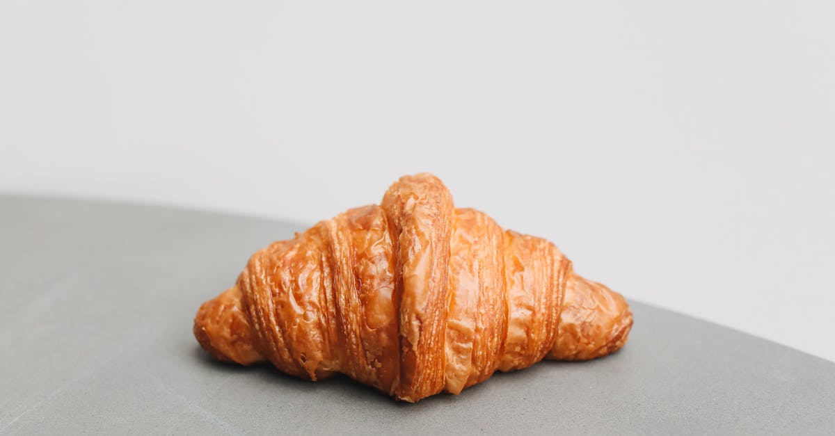 découvrez l'art de la pâte feuilletée ! apprenez à préparer ce délice léger et croustillant pour vos pâtisseries et plats salés. idéal pour impressionner vos invités avec des recettes faciles et savoureuses.