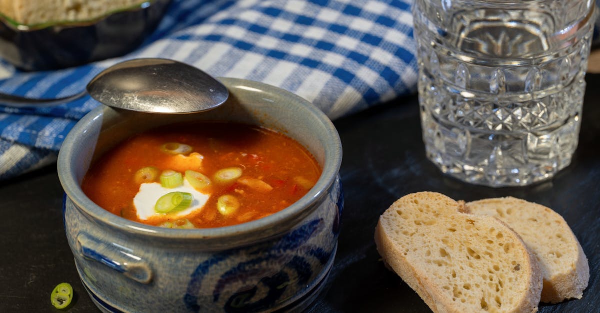 découvrez notre délicieuse recette de jambon russe, un plat savoureux à la fois tendre et parfumé, parfait pour vos repas festifs ou vos occasions spéciales. apprenez à mariner et cuire le jambon selon les traditions russes pour une expérience culinaire inoubliable.