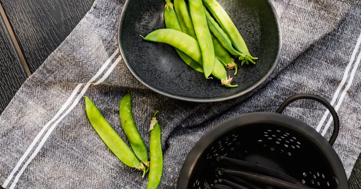découvrez notre délicieuse recette de pois mange-tout sautés, une préparation rapide et saine qui met en valeur la fraîcheur de ce légume croquant. parfaits en accompagnement ou intégrés dans vos plats préférés, ces pois ajoutent une touche gourmande et colorée à votre table.