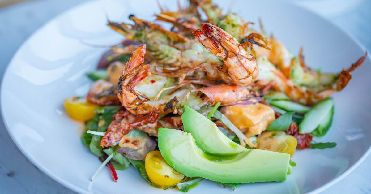 découvrez notre salade de crevettes et d'avocat, un plat frais et savoureux alliant la douceur des avocats à la délicatesse des crevettes, idéal pour un déjeuner léger ou une entrée raffinée.