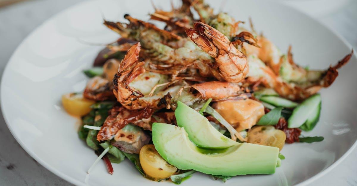 découvrez notre délicieuse salade de crevettes et d'avocat, un plat frais et savoureux alliant la douceur de l'avocat à la délicatesse des crevettes. parfait pour un déjeuner léger ou en entrée, cette recette simple et nourrissante ravira vos papilles et apportera une touche estivale à votre table.