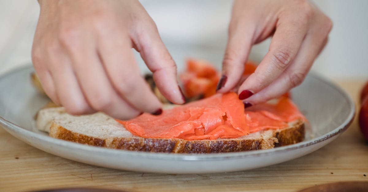 découvrez le goût exquis du saumon fumé, un délice culinaire riche en saveurs. parfait pour vos apéritifs, salades ou en tartines, il ajoute une touche raffinée à vos plats. savourez la qualité et la fraîcheur du saumon fumé, un incontournable de la gastronomie.