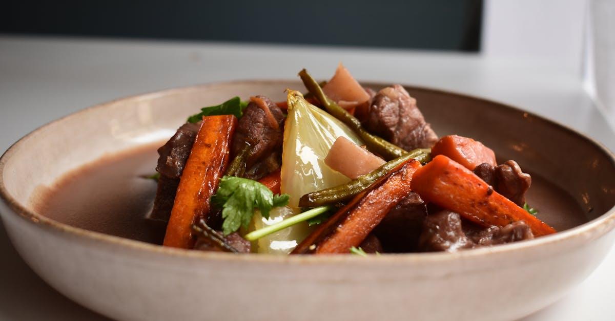 découvrez les secrets du stew, un plat réconfortant et savoureux qui allie tendres morceaux de viande, légumes frais et épices aromatiques. apprenez à préparer cette recette classique pour régaler vos convives, que ce soit pour un dîner en famille ou une occasion spéciale.