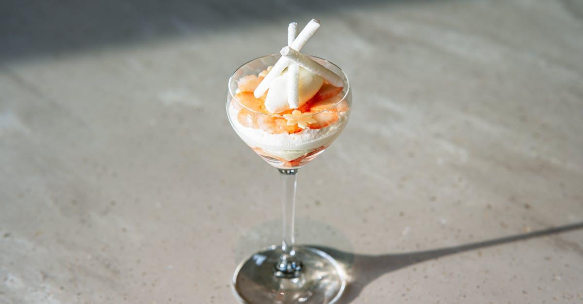 découvrez la mousse de fraise, un dessert léger et onctueux qui allie la douceur des fraises à une texture aérienne. cette recette facile à réaliser ravira vos papilles et apportera une touche fruitée à vos repas. parfaite pour les grandes occasions ou un goûter gourmand, la mousse de fraise est un vrai régal visible et délicieux.