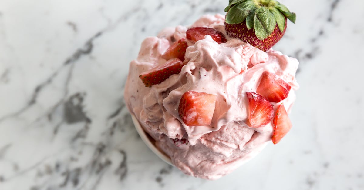 découvrez notre délicieuse mousse aux fraises, une explosion de saveurs fruitées et une texture légère qui ravira vos papilles. parfaite pour un dessert rafraîchissant, elle allie la douceur des fraises à la légèreté de la mousse. idéale pour toutes les occasions, cette recette facile à réaliser impressionnera vos invités et éveillera vos sens.