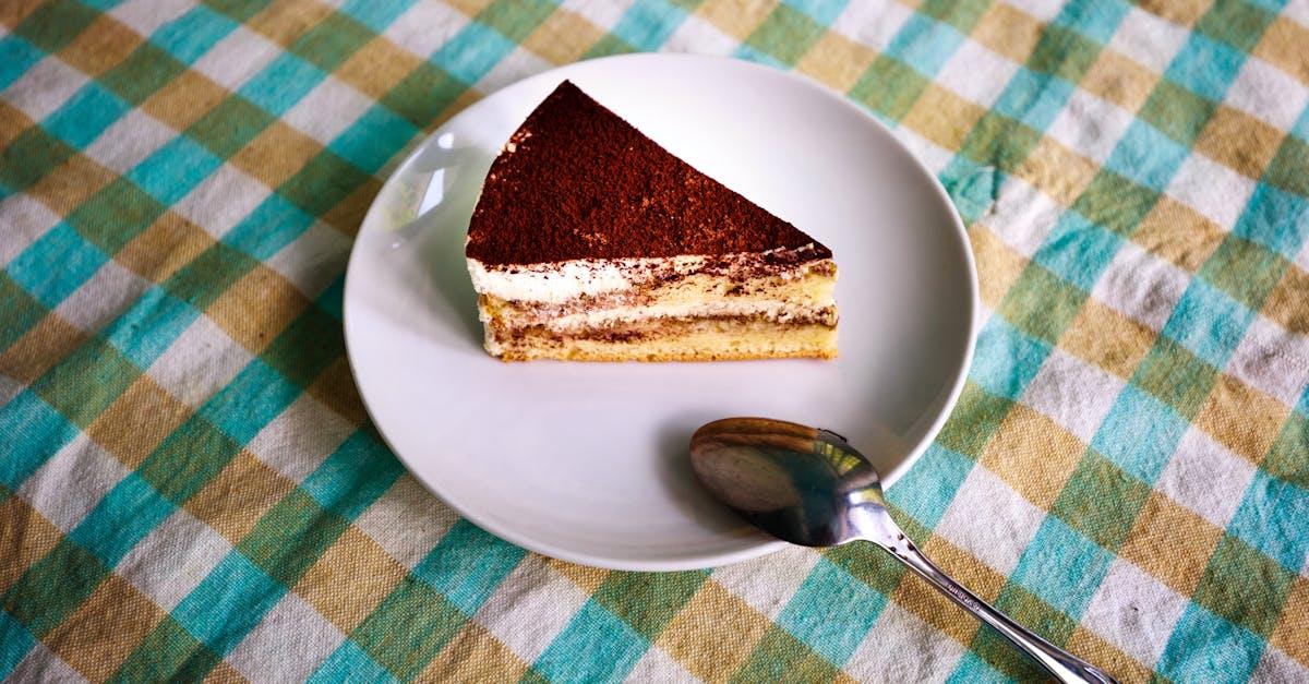 découvrez la recette authentique du tiramisu, un dessert italien irrésistible à base de café, de mascarpone et de biscuits savoyards. apprenez à préparer ce délice crémeux en quelques étapes simples et impressionnez vos invités avec ce classique des pâtisseries italiennes.
