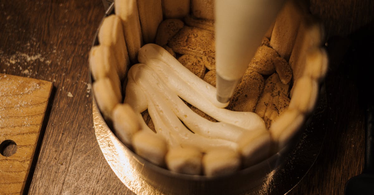 découvrez la recette authentique du tiramisu, ce délicieux dessert italien à base de café, de mascarpone et de biscuits savoureux. apprenez à réaliser ce dessert crémeux et parfumé qui ravira vos convives à chaque occasion.