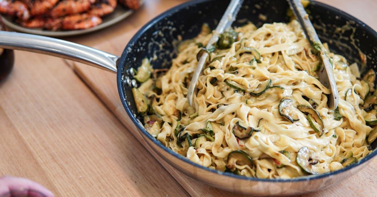 découvrez notre recette délicieuse de carbonara de courgettes, une alternative légère et savoureuse au plat italien traditionnel. savourez la combinaison parfaite de courgettes fraîches, de crème onctueuse et de fromage parmesan pour une expérience culinaire irrésistible.