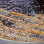 découvrez 'grease', le film culte des années 1970 qui mêle comédie, romance et musique. suivez les aventures de danny et sandy sur fond de rock'n'roll, de danse et de l'amour adolescent. un classique incontournable qui célèbre la nostalgie des années lycée.