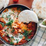 découvrez la recette des œufs cuits au four, un plat savoureux et réconfortant. parfait pour le petit-déjeuner ou le brunch, ces œufs au four se marient à merveille avec des légumes frais et des épices irrésistibles. suivez notre guide simple pour réaliser ce délice gourmand qui ravira vos convives.