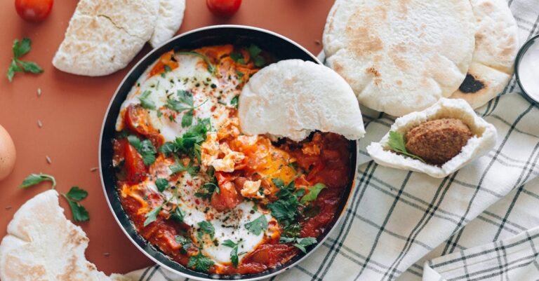 découvrez la recette des œufs cuits au four, un plat savoureux et réconfortant. parfait pour le petit-déjeuner ou le brunch, ces œufs au four se marient à merveille avec des légumes frais et des épices irrésistibles. suivez notre guide simple pour réaliser ce délice gourmand qui ravira vos convives.