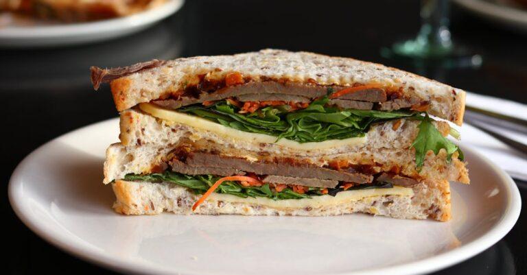 découvrez notre savoureux club sandwich, un incontournable de la cuisine rapide ! composé de tranches de pain croustillantes, de viandes délicatement grillées, de légumes frais et d'une sauce onctueuse, il ravira les amateurs de sandwiches. idéal pour un déjeuner sur le pouce ou un encas gourmand, essayez-le dès aujourd'hui !