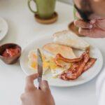 découvrez la recette parfaite pour des œufs brouillés dorés et savoureux. apprenez à préparer des œufs frits moelleux, avec des astuces pour les assaisonner et les accompagner, idéaux pour un petit-déjeuner gourmand ou un brunch réussi.