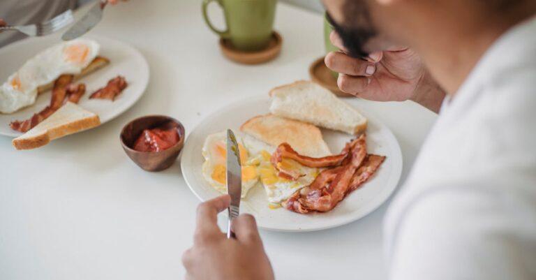 découvrez la recette parfaite pour des œufs brouillés dorés et savoureux. apprenez à préparer des œufs frits moelleux, avec des astuces pour les assaisonner et les accompagner, idéaux pour un petit-déjeuner gourmand ou un brunch réussi.