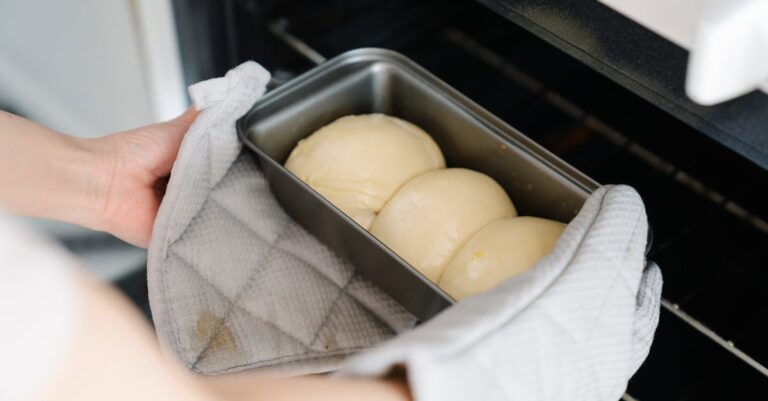 découvrez l'importance de la levure de boulanger dans la pâtisserie et la boulangerie. apprenez comment cet ingrédient essentiel aide à lever vos pains et pâtisseries pour des résultats savoureux et aérés. explorez les différents types de levure et leurs utilisations en cuisine.