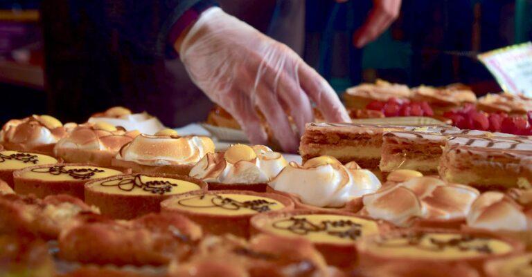 découvrez l'univers des crèmes pâtissières ! apprenez à réaliser des recettes délicieuses pour vos desserts, incluant la crème pâtissière, la crème mousseline et bien d'autres, pour impressionner vos proches et sublimer vos créations sucrées.