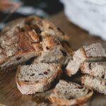 découvrez le monde fascinant de la levure, un microorganisme essentiel à la fermentation et à la boulangerie. apprenez comment la levure transforme les ingrédients en délices, des pains croustillants aux bières artisanales.