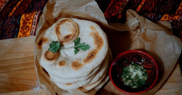 découvrez les papadums, ces délicieuses galettes croustillantes indiennes faites à base de lentilles. parfaits en apéritif ou en accompagnement de vos plats, ils ajoutent une touche de saveur et de texture à votre repas. à déguster nature ou assaisonnés, les papadums sont un incontournable de la cuisine indienne.