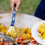 découvrez la paella, un plat emblématique de la cuisine espagnole, riche en saveurs et en couleurs. apprenez à préparer cette délicieuse spécialité à base de riz, de fruits de mer, de viandes et d'épices, idéale pour vos repas en famille ou entre amis.