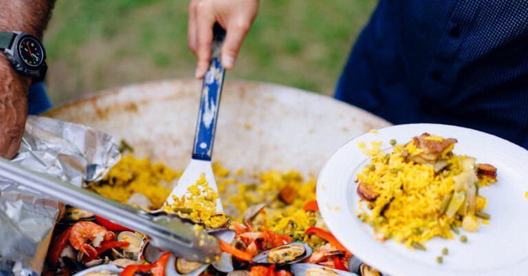 découvrez la paella, un plat emblématique de la cuisine espagnole, riche en saveurs et en couleurs. apprenez à préparer cette délicieuse spécialité à base de riz, de fruits de mer, de viandes et d'épices, idéale pour vos repas en famille ou entre amis.
