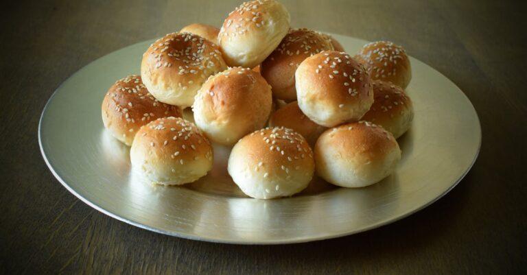 découvrez notre délicieuse brioche, un pain moelleux et doré, parfait pour le petit déjeuner ou le goûter. avec sa saveur sucrée et sa texture légère, elle ravira vos papilles en toute occasion.