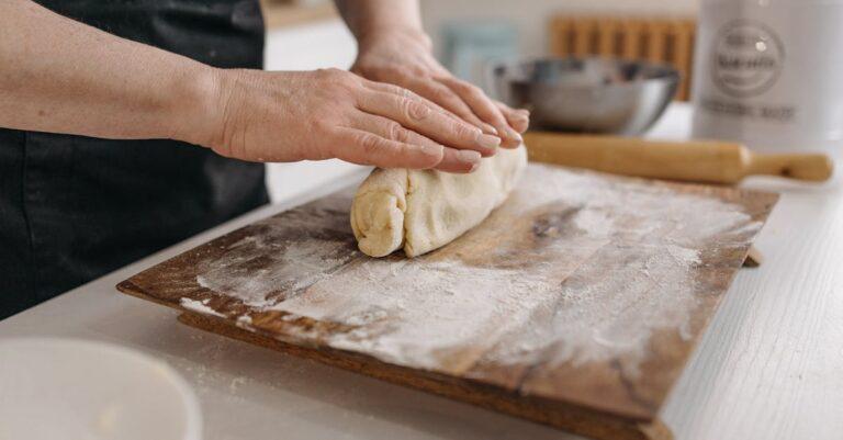 découvrez l'art de la pâte à pâtisserie avec notre guide complet. apprenez les techniques et astuces pour réaliser des pâtes sucrées et salées parfaites, idéales pour vos tartes, quiches et autres délices. transformez votre cuisine en une véritable boulangerie !