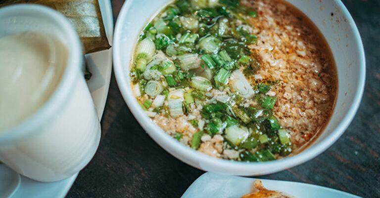 découvrez notre délicieuse soupe poireau-céleri, une recette réconfortante et saine qui allie la douceur des poireaux à la fraîcheur du céleri. idéale pour les soirées d'hiver, savourez un plat crémeux et plein de saveurs, parfait pour toute la famille.