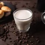 savourez nos délicieux croissants au chocolat, faits à la main avec du chocolat fondant enveloppé dans une pâte feuilletée dorée et croustillante. idéaux pour un petit-déjeuner gourmand ou une pause sucrée, ces délices irrésistibles raviront vos papilles.