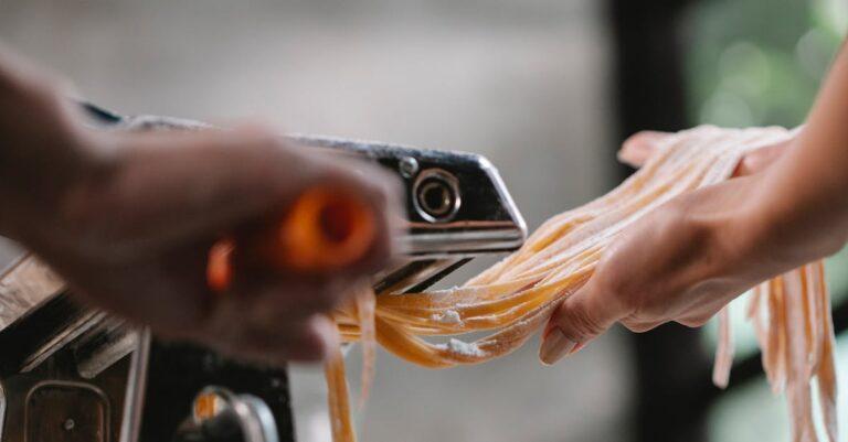 découvrez la délicatesse des tagliatelles, ces pâtes italiennes longues et plates, idéales pour accompagner vos plats préférés. que ce soit avec une sauce crémeuse, un pesto savoureux ou des légumes sautés, les tagliatelles sont le choix parfait pour une expérience culinaire authentique. apprenez à les préparer et à les déguster chez vous.