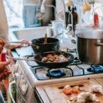 découvrez le pan bagnat, un sandwich niçois savoureux composé de pain moelleux, garni de thon, olives, légumes frais et assaisonné d'huile d'olive. une véritable spécialité méditerranéenne à savourer lors de vos pauses déjeuner ou pique-niques !