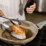 découvrez notre délicieuse recette de saumon poêlé à la perfection. savourez la tendreté du poisson associé à une croûte dorée, rehaussée d'une touche d'épices et d'accompagnements savoureux. idéal pour un dîner raffiné ou un repas en semaine!
