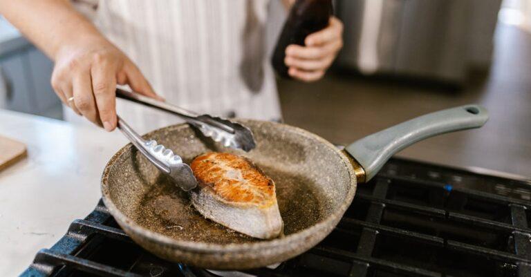 découvrez notre délicieuse recette de saumon poêlé à la perfection. savourez la tendreté du poisson associé à une croûte dorée, rehaussée d'une touche d'épices et d'accompagnements savoureux. idéal pour un dîner raffiné ou un repas en semaine!