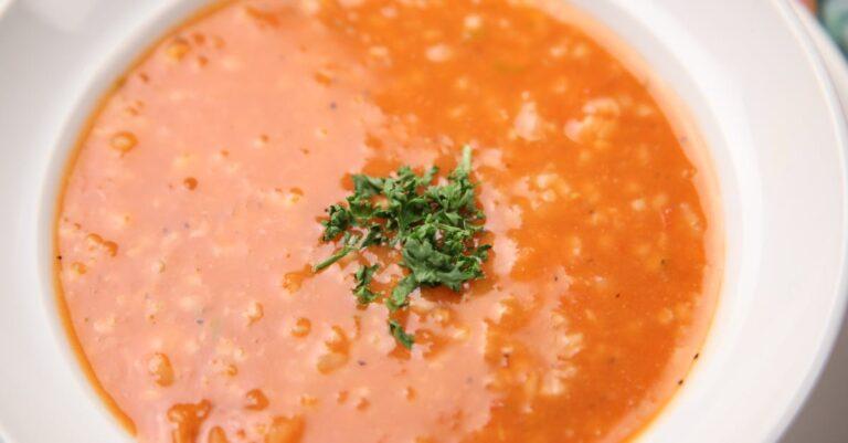découvrez notre délicieuse soupe de légumes réconfortante, parfaite pour réchauffer vos soirées d'hiver. avec des ingrédients frais et savoureux, cette soupe nourrissante allie santé et plaisir en chaque bouchée.