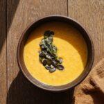 découvrez notre délicieuse recette de soupe de potiron, une soupe réconfortante et crémeuse, parfaite pour les journées fraîches. savourez un mélange subtil d'épices et de légumes pour un plat nutritif et savoureux.