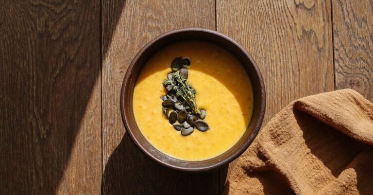 découvrez notre délicieuse recette de soupe de potiron, une soupe réconfortante et crémeuse, parfaite pour les journées fraîches. savourez un mélange subtil d'épices et de légumes pour un plat nutritif et savoureux.