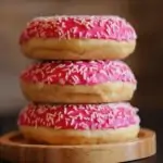 découvrez l'art du glaçage des pâtisseries avec nos conseils et astuces. apprenez à sublimer vos créations sucrées grâce à des techniques de glaçage variées, allant du simple au sophistiqué. transformez vos desserts en véritables œuvres d'art avec des finitions brillantes et gourmandes.