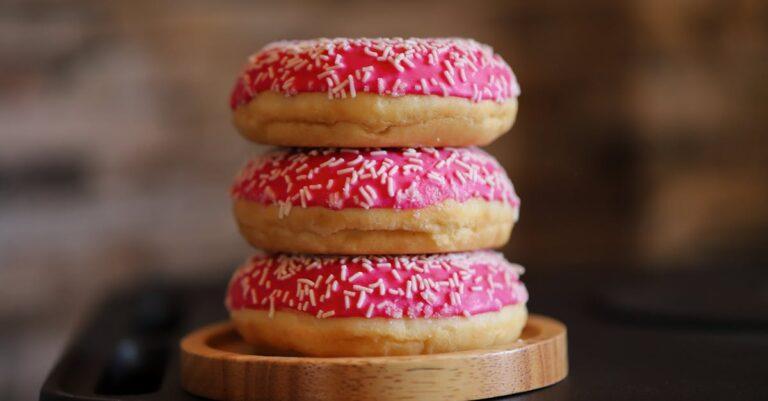 découvrez l'art du glaçage des pâtisseries avec nos conseils et astuces. apprenez à sublimer vos créations sucrées grâce à des techniques de glaçage variées, allant du simple au sophistiqué. transformez vos desserts en véritables œuvres d'art avec des finitions brillantes et gourmandes.