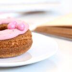 découvrez le monde fascinant des glaçages avec notre guide complet sur les techniques, recettes et idées créatives pour sublimer vos pâtisseries et desserts. apprenez à réaliser des glaçages parfaits qui émerveilleront vos convives.
