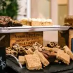 découvrez une délicieuse variété de cakes faits maison, parfaits pour toutes les occasions. que vous soyez amateur de douceurs sucrées ou de saveurs salées, nos recettes vous inspireront à réaliser des cakes moelleux et savoureux qui raviront vos proches.