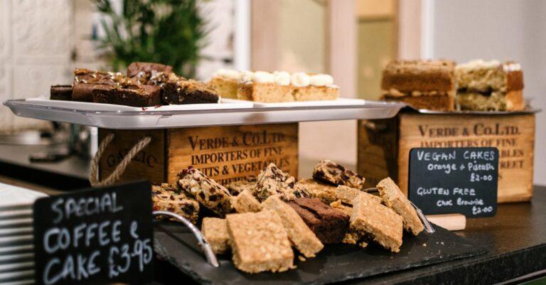 découvrez une délicieuse variété de cakes faits maison, parfaits pour toutes les occasions. que vous soyez amateur de douceurs sucrées ou de saveurs salées, nos recettes vous inspireront à réaliser des cakes moelleux et savoureux qui raviront vos proches.