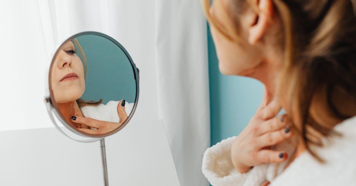 découvrez notre miroir anti-buée, la solution idéale pour une vision claire et sans distorsion dans vos espaces humides. parfait pour les salles de bains et les espaces de bien-être, ce miroir innovant prévient la formation de buée, vous permettant de vous préparer en toute tranquillité.