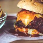 découvrez le monde savoureux du bacon, ce régal croustillant et fumé qui rehausse vos plats et délices culinaires. explorez des recettes variées, des astuces de cuisson et des conseils pour savourer pleinement cet ingrédient incontournable.