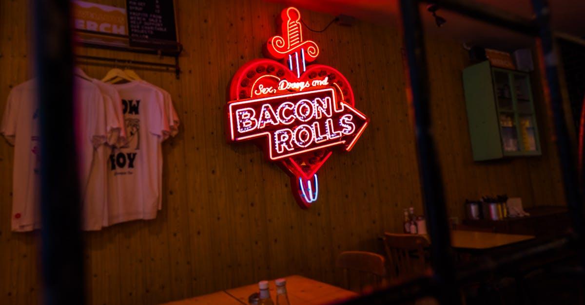 découvrez nos délicieux bacon rolls, une combinaison parfaite de croustillant et de saveurs irrésistibles. parfaits pour un petit-déjeuner copieux ou une collation savoureuse, ces rouleaux de bacon vous séduiront à chaque bouchée. savourez la texture et le goût inégalés de cette spécialité gourmande.