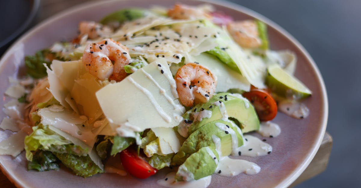 découvrez la recette authentique de la salade césar, un délice gastronomique alliant laitue croquante, croûtons dorés, parmesan frais et une sauce onctueuse à base d'ail et d'anchois. idéale pour un repas léger ou en accompagnement, cette salade classique ravira vos papilles.
