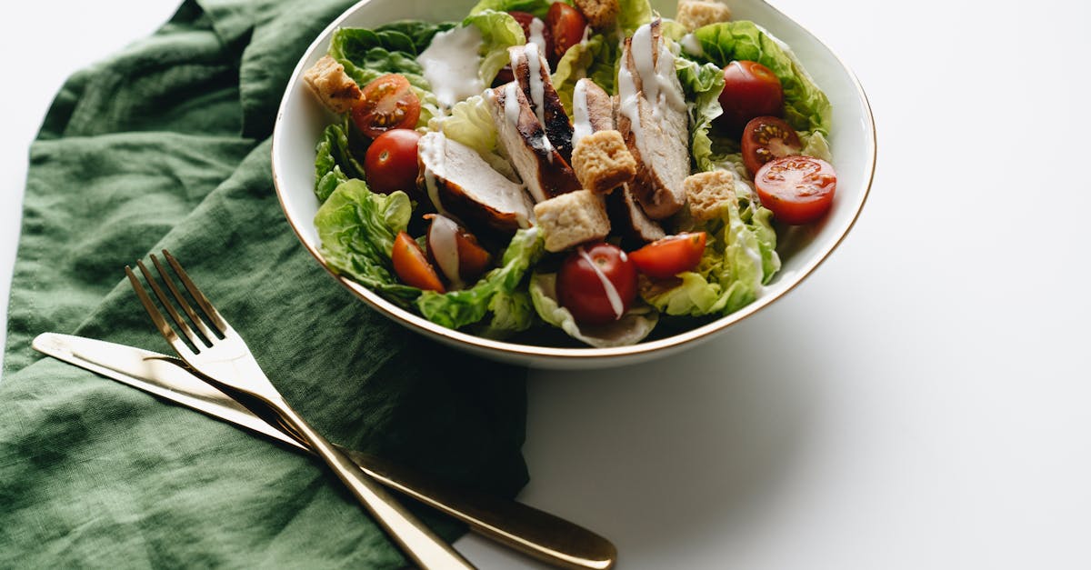 découvrez la recette classique de la salade césar, un mélange savoureux de laitue croquante, de croûtons dorés, de poulet grillé et de la délicieuse sauce césar. parfaite pour un repas léger ou un accompagnement élégant!