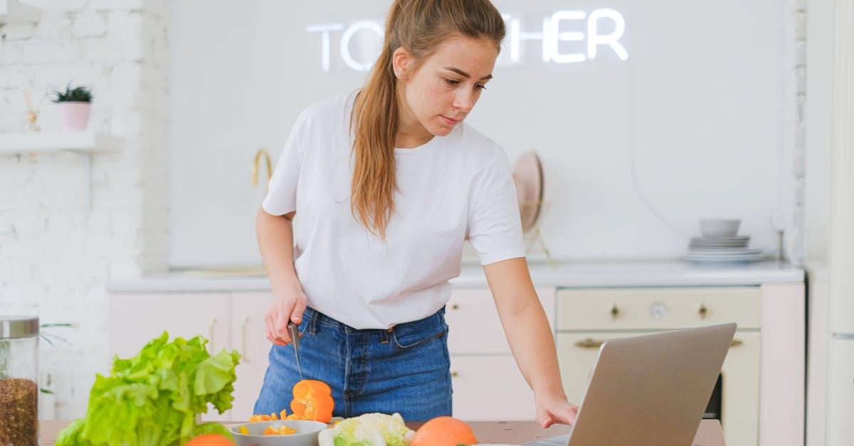 découvrez notre recette de tabbouleh de chou-fleur, une délicieuse alternative sans gluten au tabbouleh traditionnel. léger et rafraîchissant, ce plat coloré allie la texture du chou-fleur aux saveurs fraîches des herbes et des légumes. parfait pour une entrée saine ou un accompagnement original lors de vos repas.