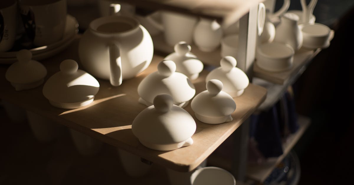découvrez l'univers fascinant de la céramique, où l'argile prend vie sous les mains des artisans. explorez les techniques traditionnelles et contemporaines, les créations uniques allant des poteries aux œuvres d'art, et laissez-vous inspirer par la beauté et la diversité des pièces en céramique.