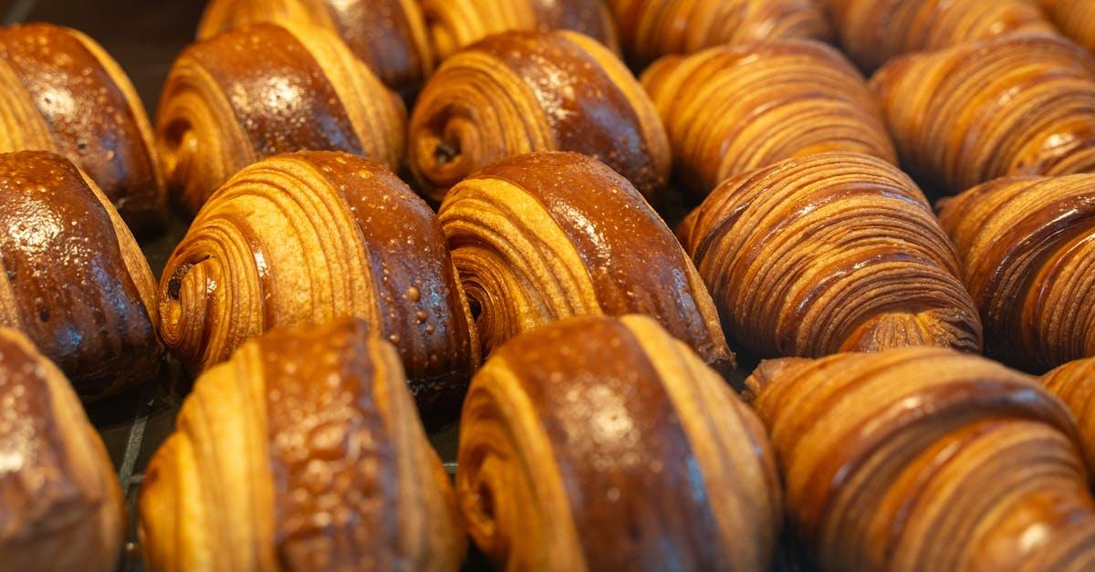 découvrez nos délicieux croissants au chocolat, une spécialité pâtissière alliant la légèreté d'une pâte feuilletée croustillante et un cœur fondant de chocolat noir. parfaits pour un petit déjeuner gourmand ou un goûter. laissez-vous tenter par ces douceurs irrésistibles !
